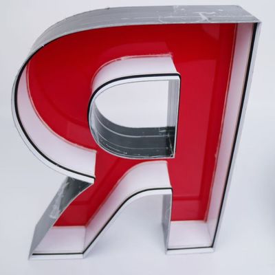 Bentuk huruf plastik geometris dengan kecerahan yang dapat disesuaikan untuk digunakan di dalam atau di luar ruangan